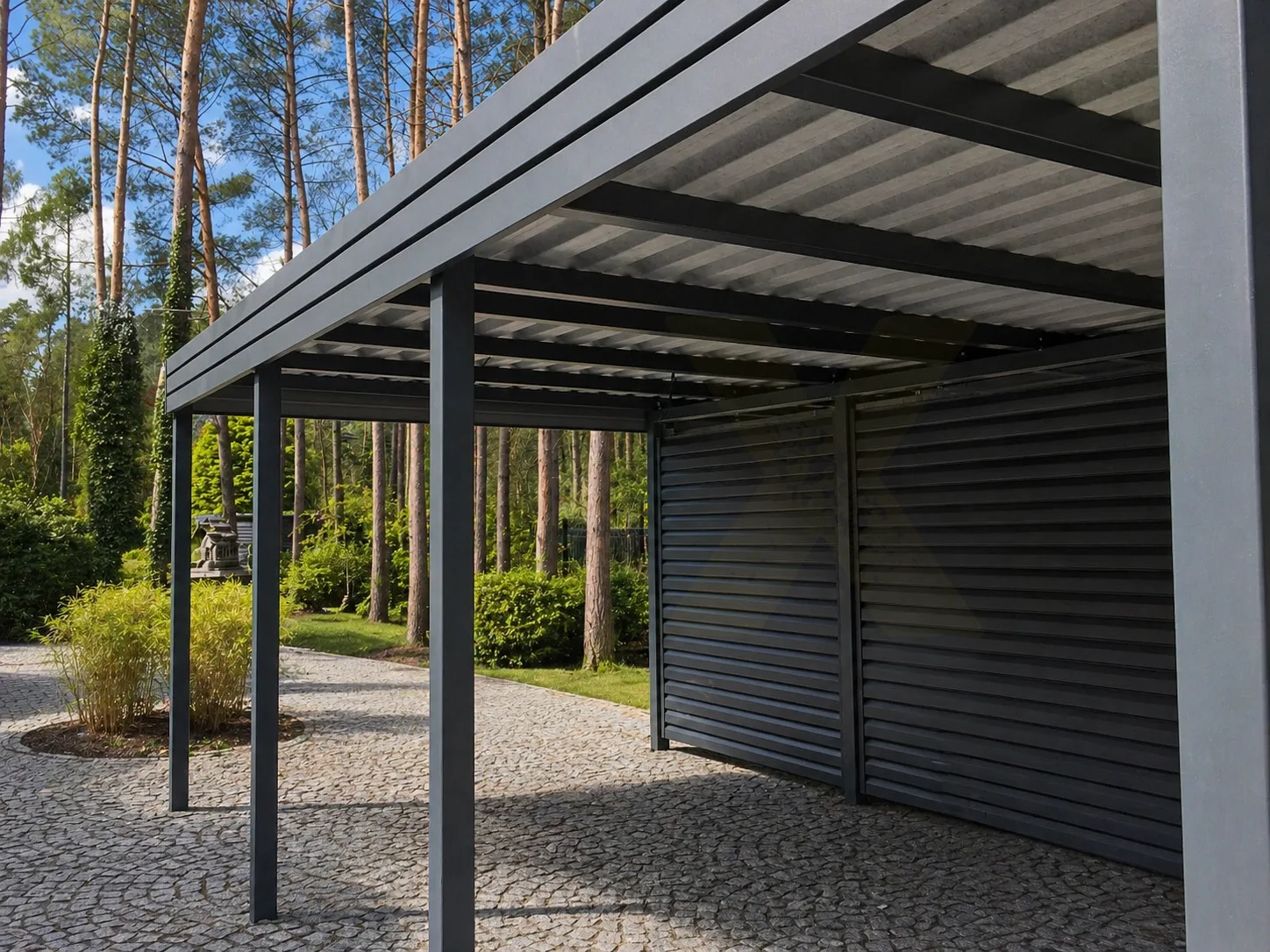 Carport mit angeschlossener Stahl-Garage in Anthrazit – offener Stellplatz links und geschlossene Garage rechts in einer durchgehenden Konstruktion