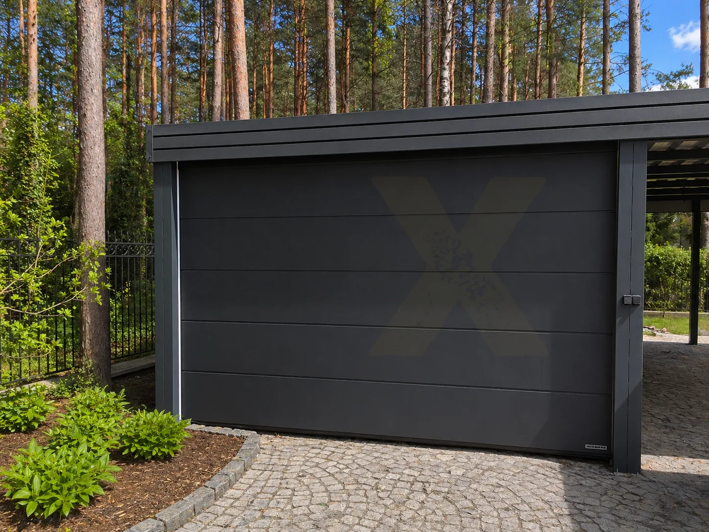 Carport mit angeschlossener Stahl-Garage in Anthrazit – Hybrid aus offenem Stellplatz und abschließbarer Garage in einer durchgehenden Konstruktion