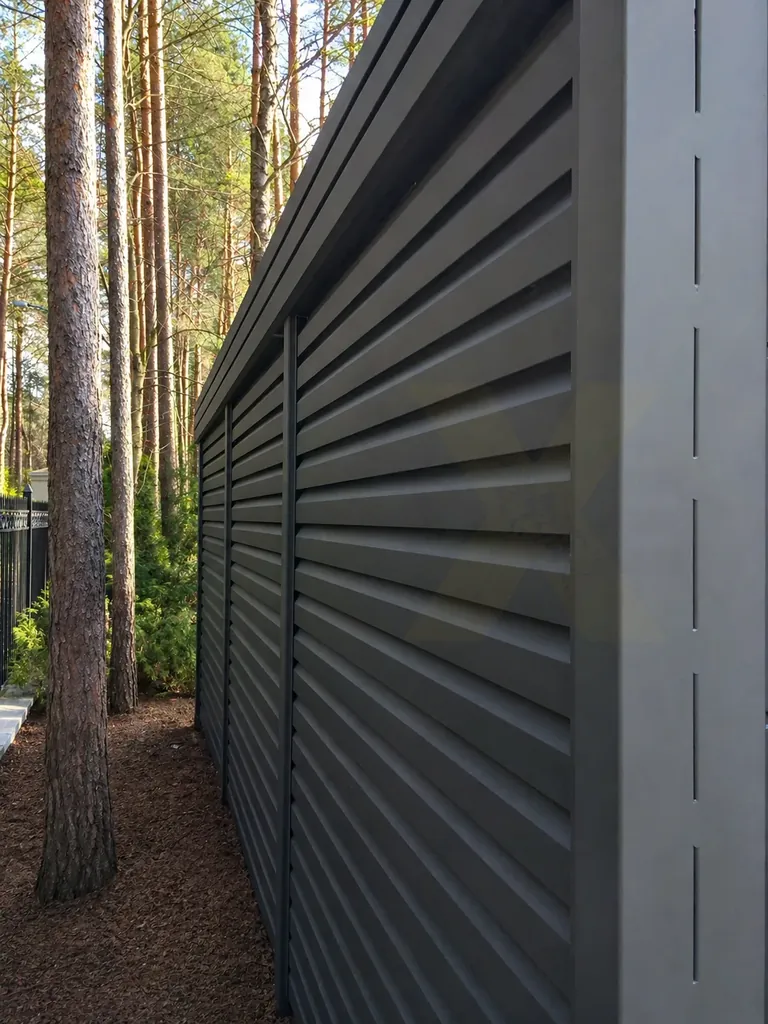 Carport mit Garage aus Stahl mit seitlichen Sichtschutzwänden