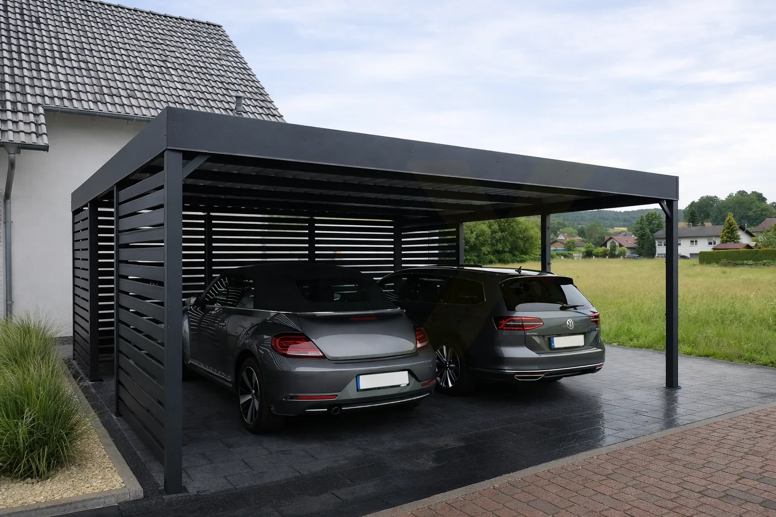 Doppelcarport aus feuerverzinktem Stahl mit Sichtschutzwänden in Anthrazit und Holzoptik