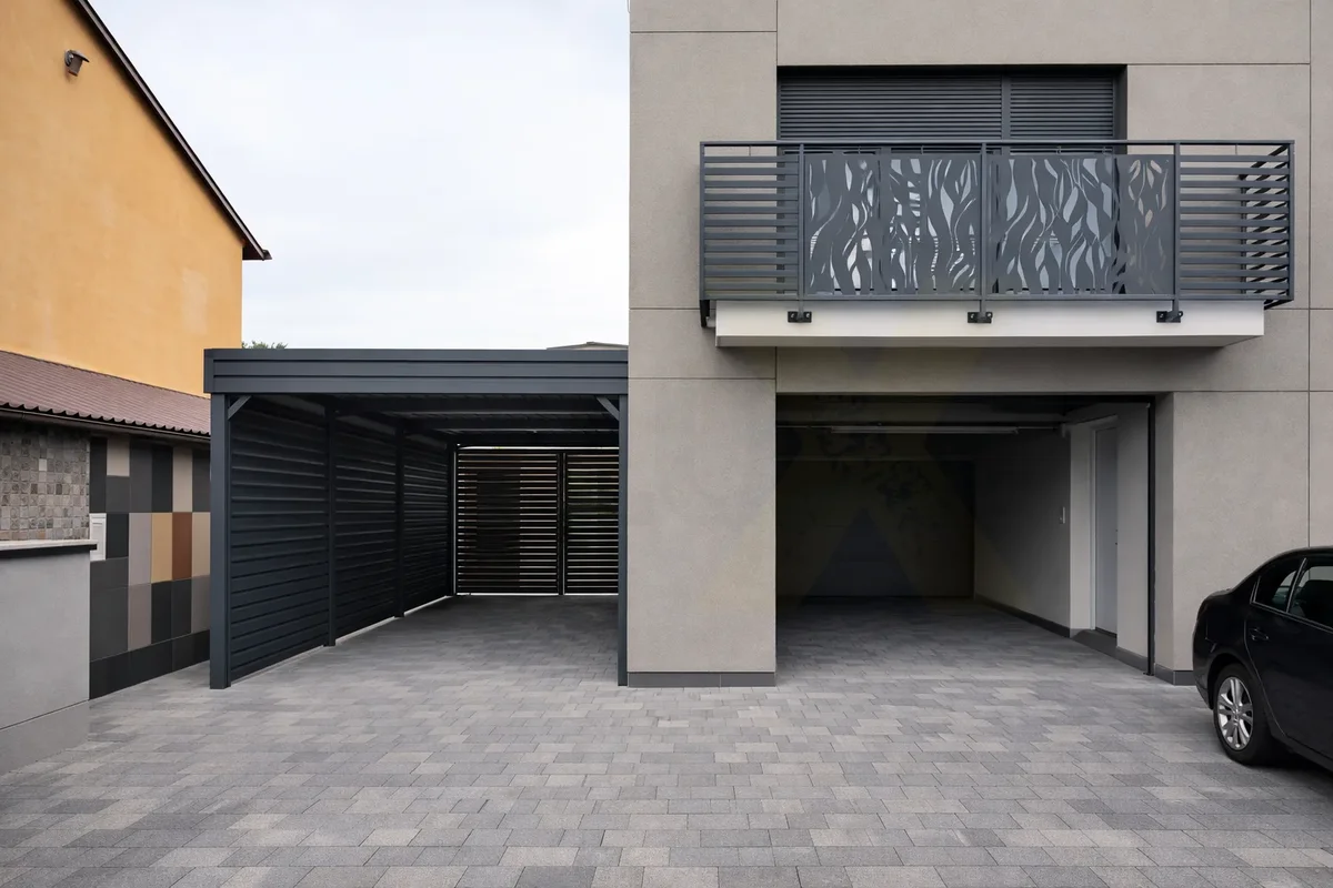 Carport aus Stahl mit Tor in Holzoptik als Zufahrtsverschluss