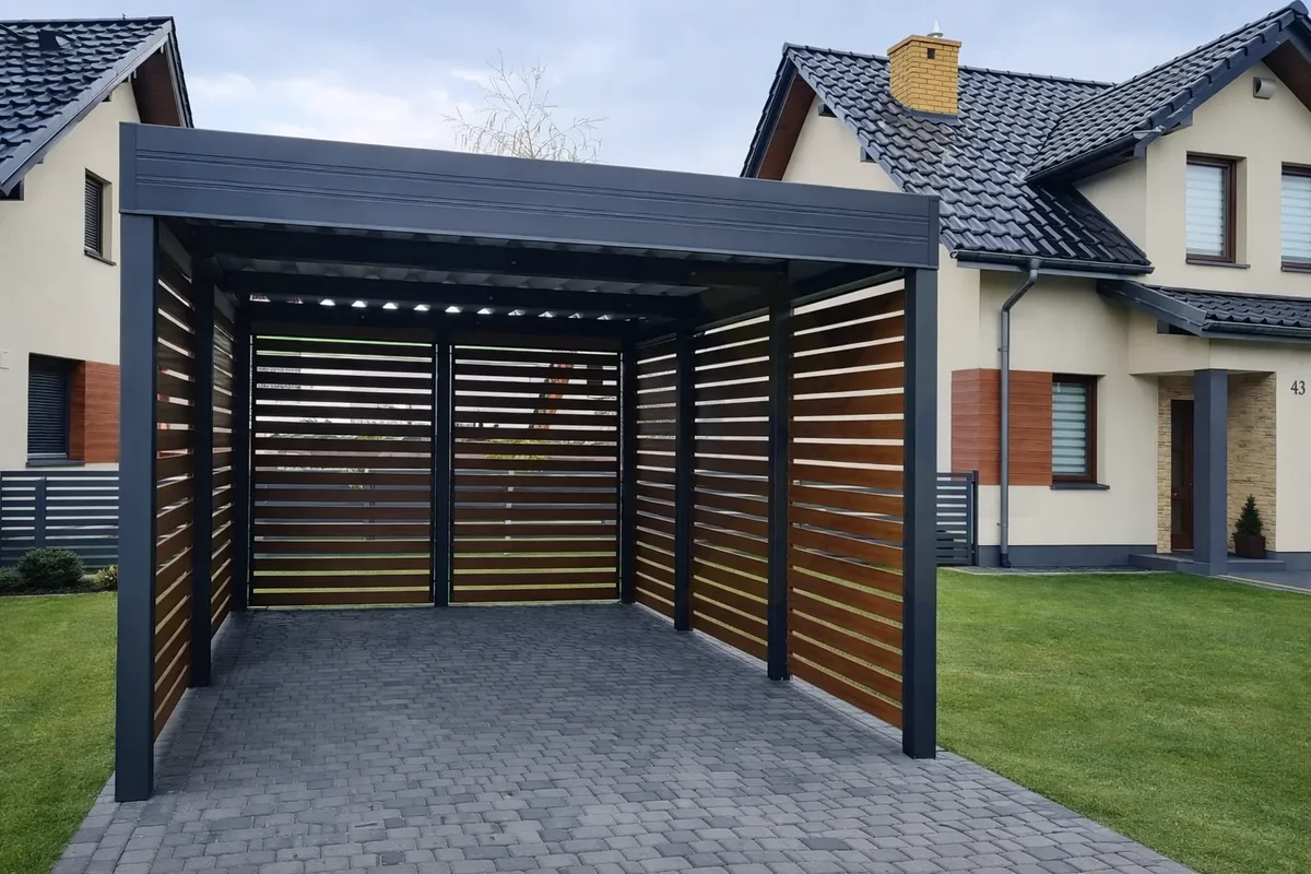 Freistehender Stahlcarport am Grundstück