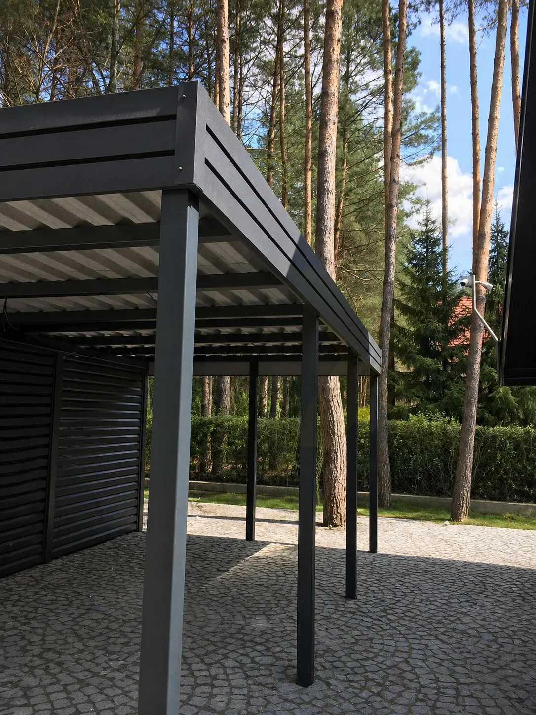 Carport aus Stahl als Wandanbau an einer Hausfassade