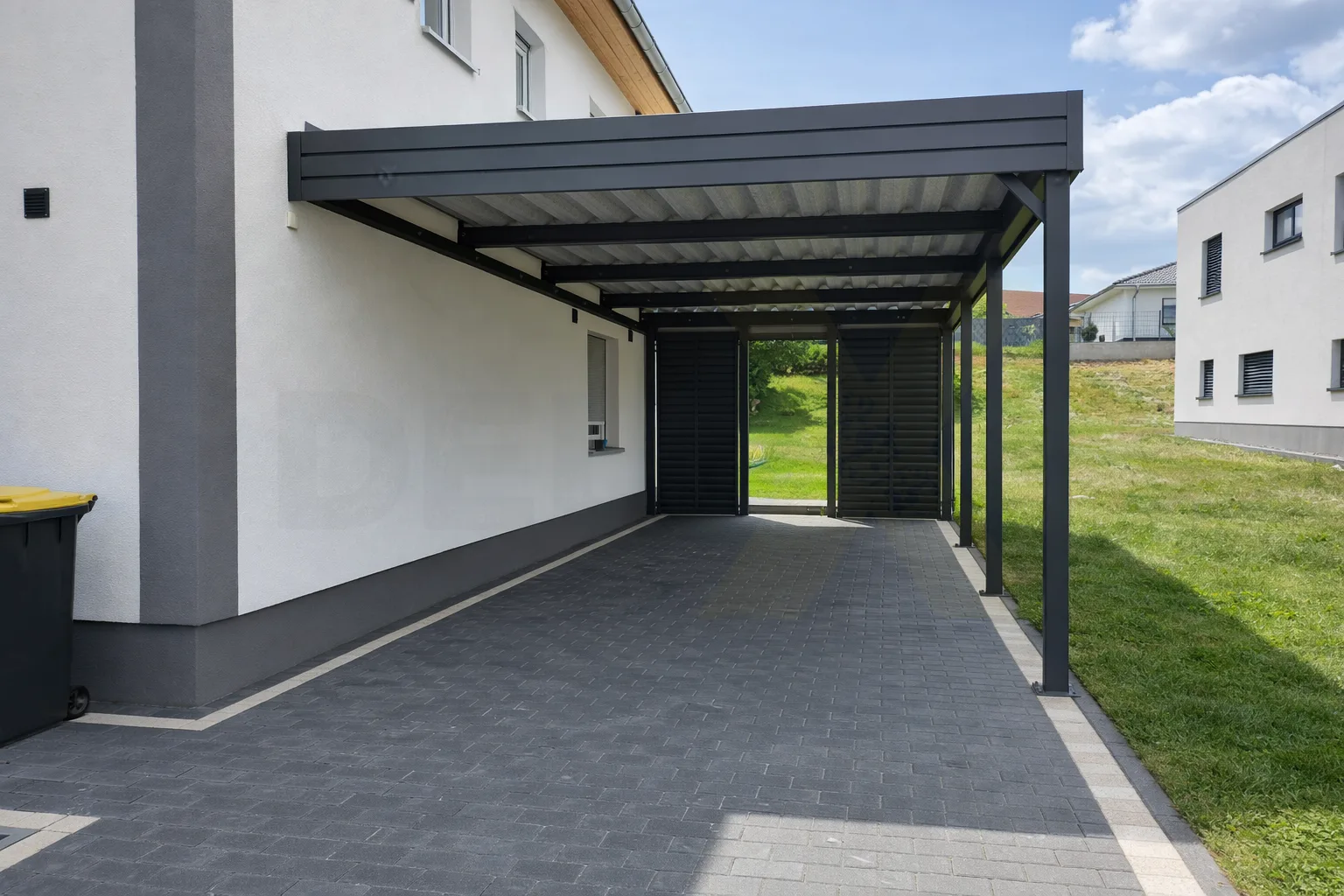 Einzelcarport aus Stahl in Anthrazit als Wandanbau