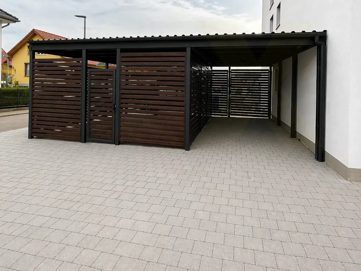 Carport mit Geräteraum aus Stahl – realer Größeneindruck am Grundstück