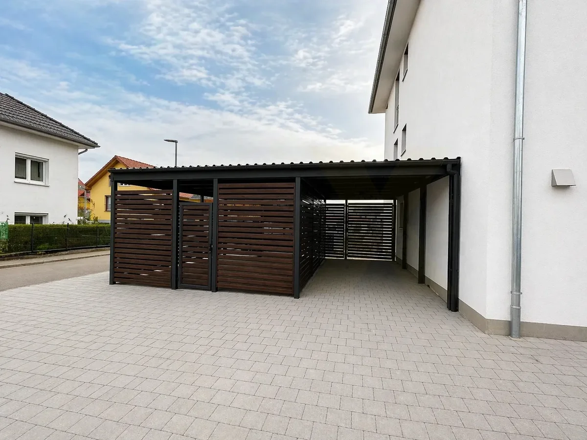 Sichtschutzwände mit Holzoptik-Verkleidung am Stahlcarport