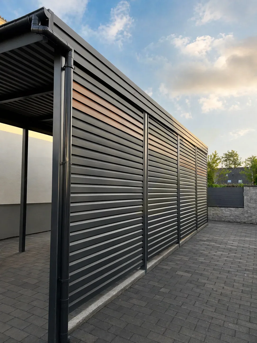 Wohnmobilcarport aus Stahl mit Sichtschutzwänden
