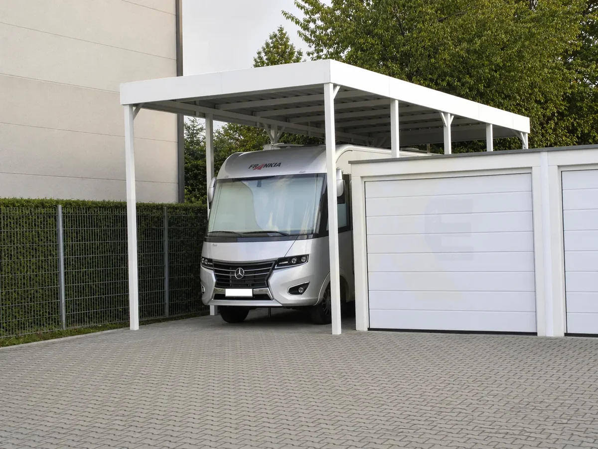Wohnmobilcarport aus Stahl mit erhöhter Einfahrt nach Maß
