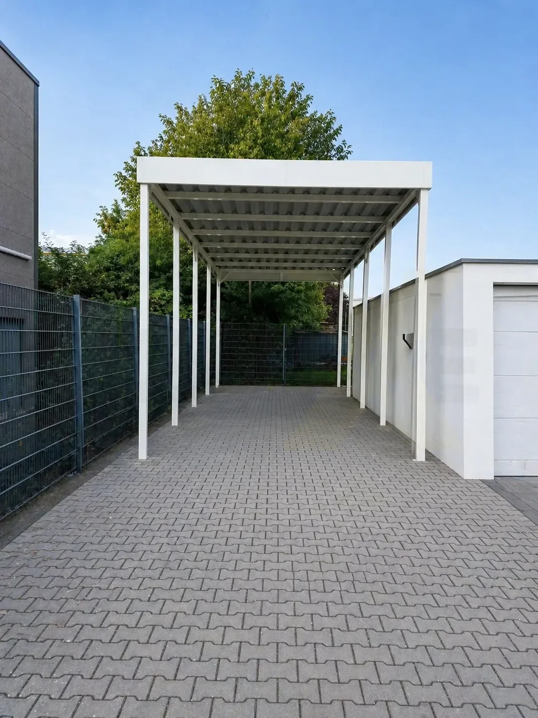 Wohnmobilcarport aus Stahl mit seitlichen Wänden als Wind- und UV-Schutz