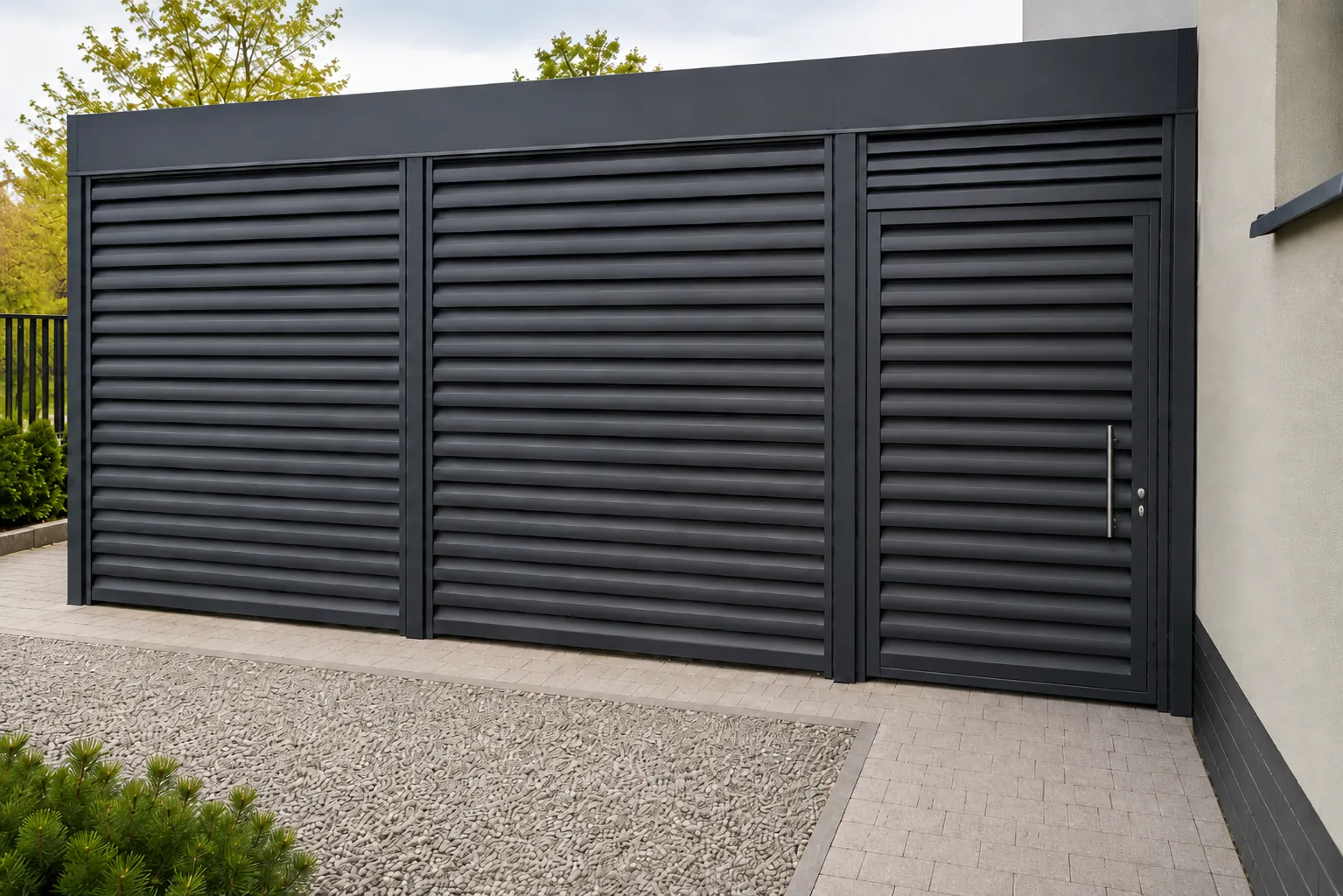 Stahl-Doppelcarport in Anthrazit mit Anschluss an ein Einfamilienhaus